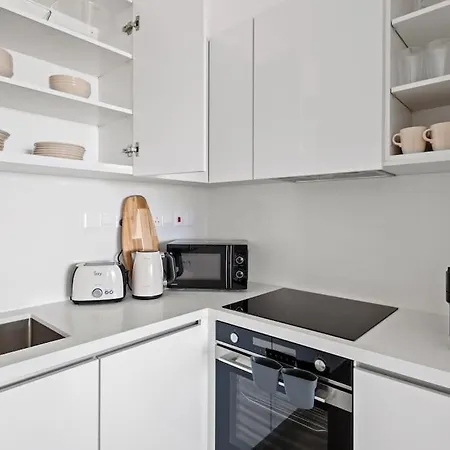 Dwell Ii - Moving Doors Apartament
